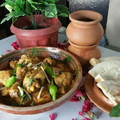 A picture of Yummy kadahi with tandoori roti.