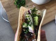 Una foto de carne o costillita a la chipotle