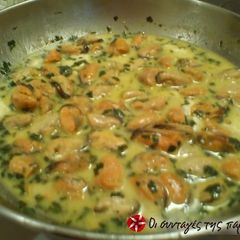 A picture of Mussels saganaki with mustard.