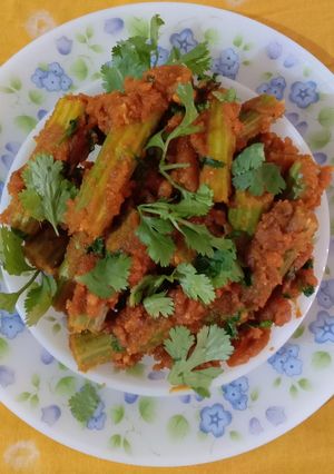 સરગવા ની શિંગ નું શાક (Saragva Shing Shak Recipe In Gujarati) રેસીપી મુખ્ય ફોટો