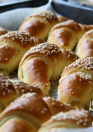 Töltött szezámmagos kifli recept fotója