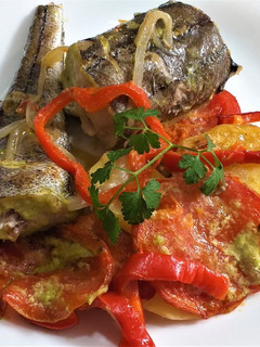 Una foto de Merluza al horno con patatas y verduras -fácil y deliciosa