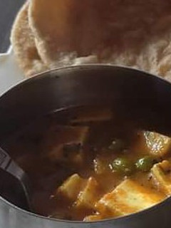 A picture of Matar paneer.