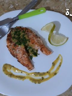 صورة لوصفة سمك السلمون بصلصة الليمون