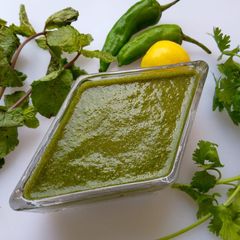 A picture of Green chutney.