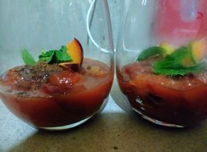 Una foto de Ciruelas flambeadas con Mistela y vodka 🍑🍨¡exquisito postre!
