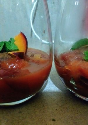 Una foto de Ciruelas flambeadas con Mistela y vodka 🍑🍨¡exquisito postre!
