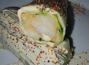 Una foto de Canelón XXL de calabacín relleno de patata, rape y gambas langostineras