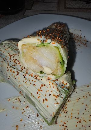 Una foto de Canelón XXL de calabacín relleno de patata, rape y gambas langostineras
