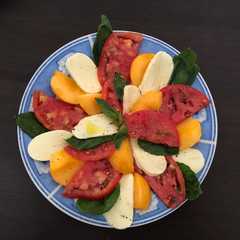 Foto principal de Ensalada caprese de melocotón