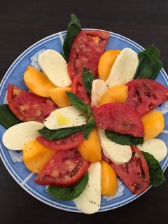 Una foto de Ensalada caprese de melocotón