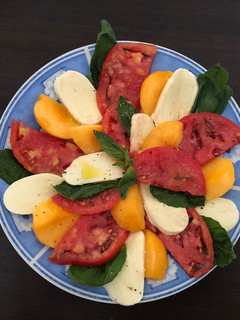 Una foto de Ensalada caprese de melocotón