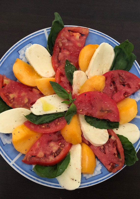 Una foto de Ensalada caprese de melocotón