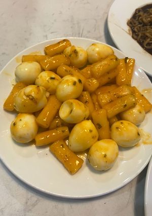 Hình của món Tokbokki + trứng cút.