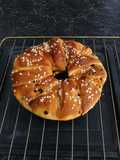 Brioche aux pépites de chocolat avec perles de sucre