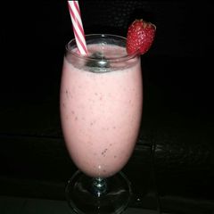 A picture of (Hand made) Strawberry Samoothie🍓🍸.