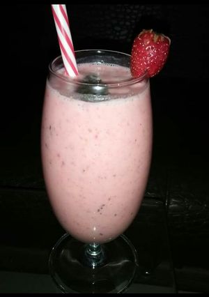 A picture of (Hand made) Strawberry Samoothie🍓🍸.
