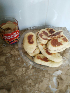 Una foto de Pan de leche rellena de nocilla en el sartén