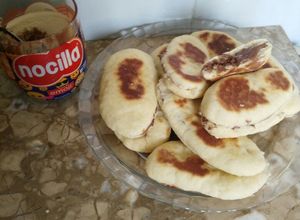 Foto principal de Pan de leche rellena de nocilla en el sartén