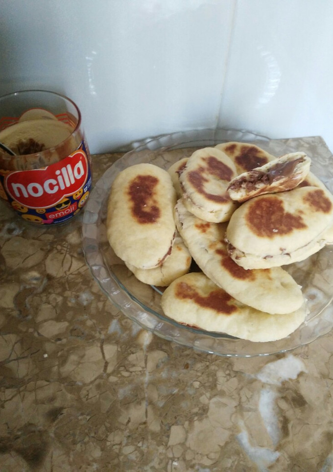 Una foto de Pan de leche rellena de nocilla en el sartén