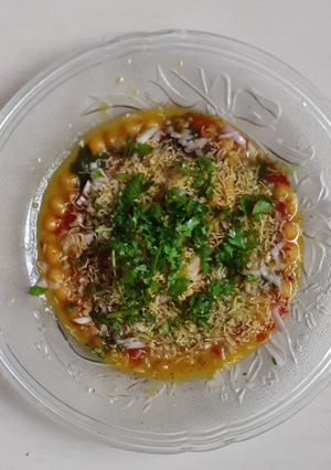 रगडा पॅटीस (चाट) (ragada patties chat recipe in marathi) रेसिपी चे मुख्य फोटो 