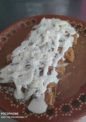 Una foto de Enfrijoladas de picadillo