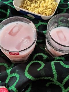 रूह अफजा दूध (rooh afza doodh recipe in Hindi) रेसिपी मुख्य फोटो