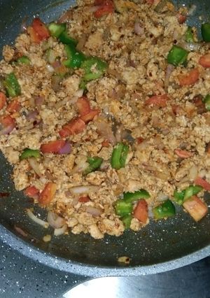 A picture of Chicken vegetable filling.