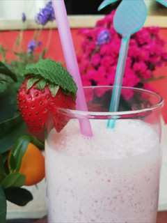 Una foto de Batido de fresas, kumquats y hierbabuena 🍓🍊🍃
