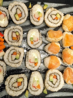 Una foto de Sushi: rolls y nigiris