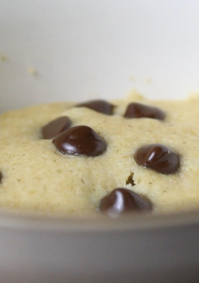 Una foto de Mug cake de avena y naranja en 1 min (microondas) - 👉 Recetas postres veganos fáciles