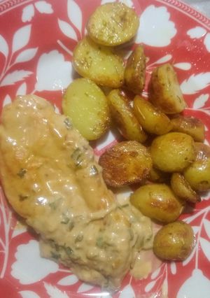 Una foto de Pollo a la crema, con cebolla de verdeo y papines