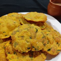 A picture of Chana dal methi puri.