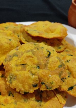 A picture of Chana dal methi puri.