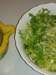 Una foto de Ensalada de escarola con vinagreta de ajo