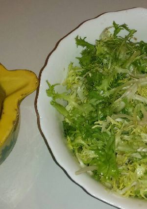 Una foto de Ensalada de escarola con vinagreta de ajo