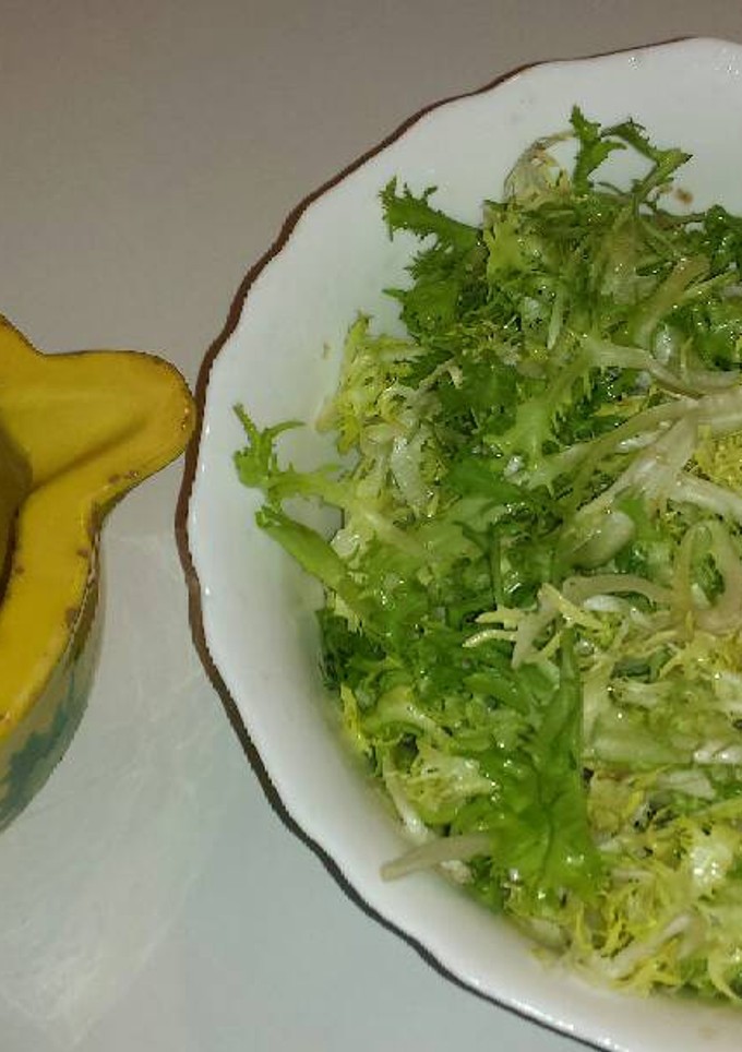 Una foto de Ensalada de escarola con vinagreta de ajo