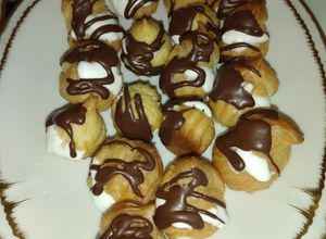 Una foto de Profiteroles con crema chantilly y choco🤩😋😛