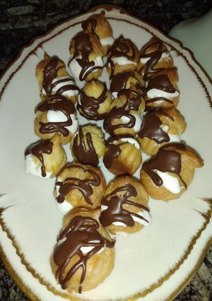Una foto de Profiteroles con crema chantilly y choco🤩😋😛