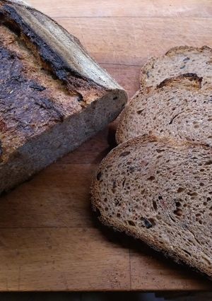 Kovászos kenyér aszalt paradicsommal és olajbogyóval recept fotója