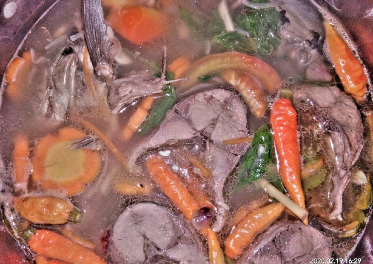 Sup ikan cakalang dengan wortel dan cabai rawit utuh