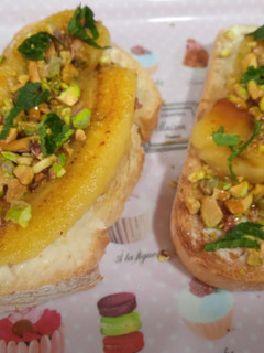 Una foto de Tostada de queso, plátano y pistachos