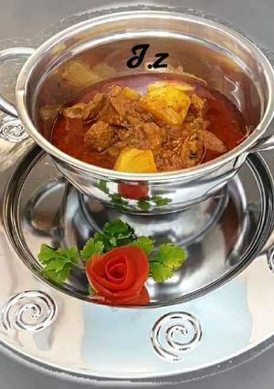 A picture of 🥔🌿🥘Aloo gosht🥘🌿🥔 (lamb & potatoe curry).