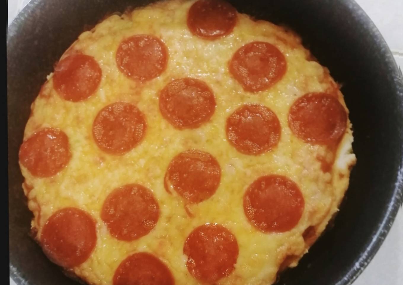 Pizza de pepperoni con salsa de tomate