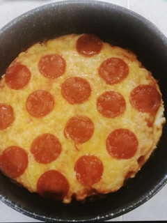 Una foto de Pizza de pepperoni con salsa de tomate