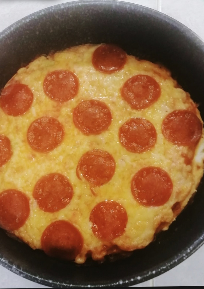 Una foto de Pizza de pepperoni con salsa de tomate
