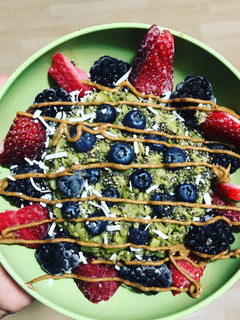 Una foto de Avena con matcha y berries (VEGANO)