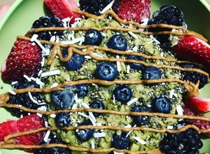 Una foto de Avena con matcha y berries (VEGANO)