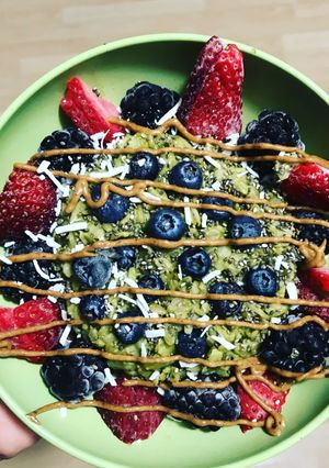 Una foto de Avena con matcha y berries (VEGANO)
