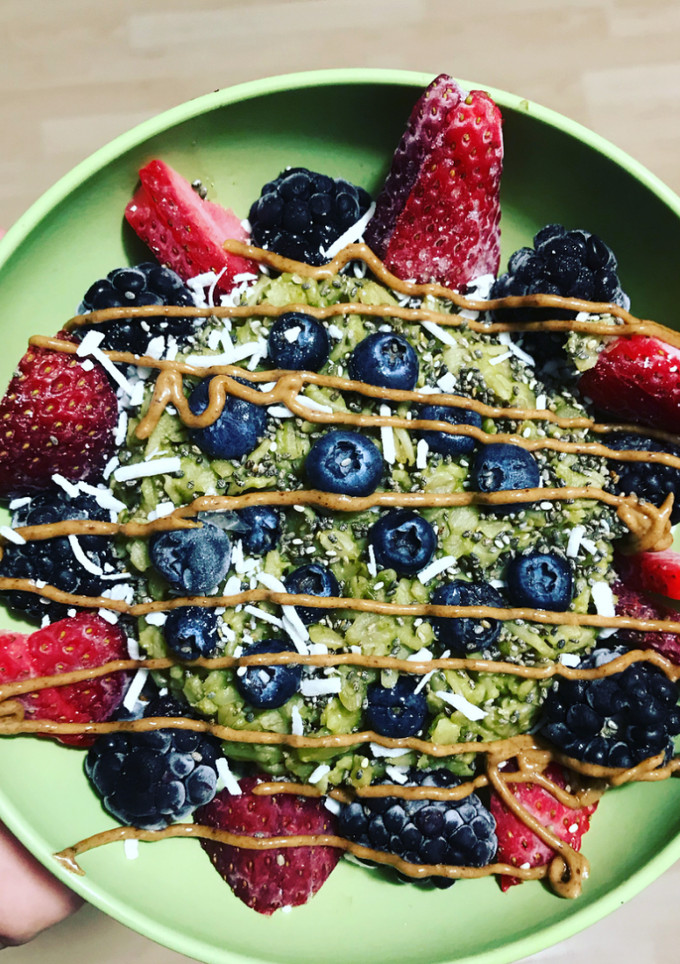 Una foto de Avena con matcha y berries (VEGANO)